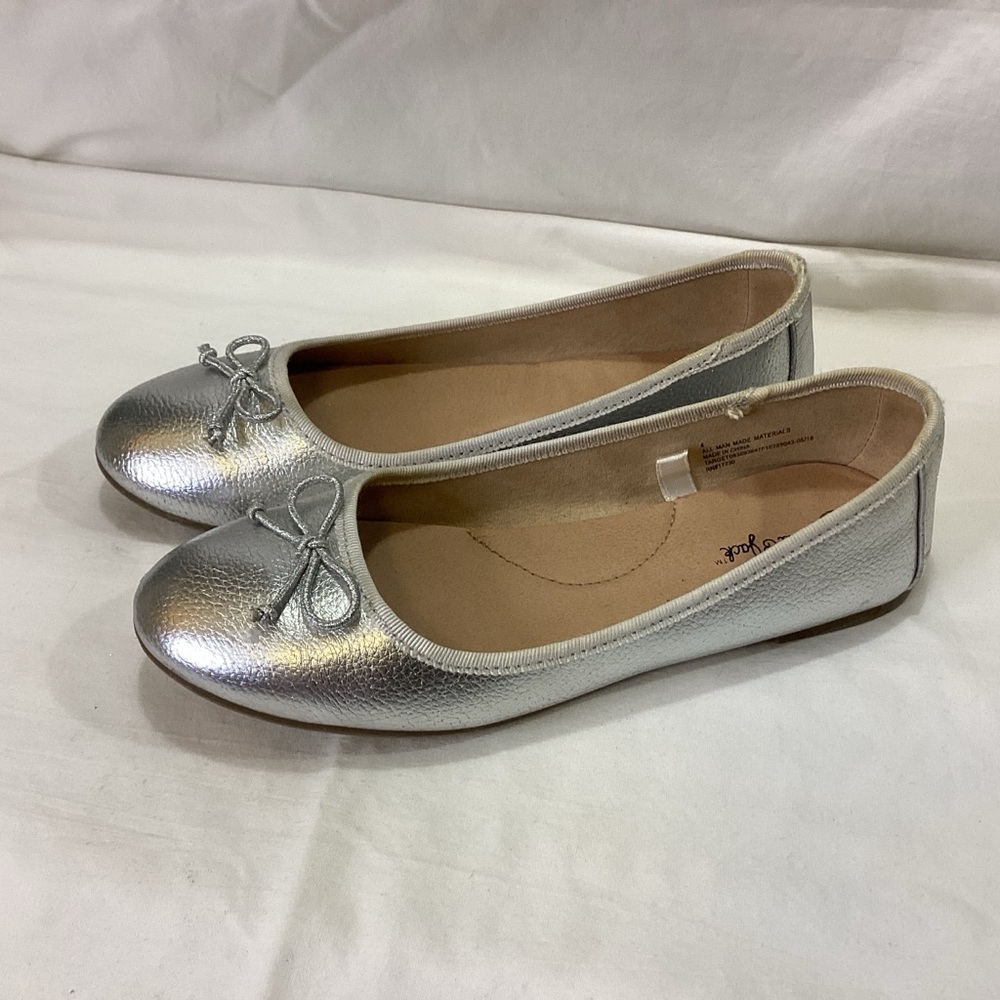 Cat & Jack Girl’s Metallic Silver Flats SZ 4 EUC